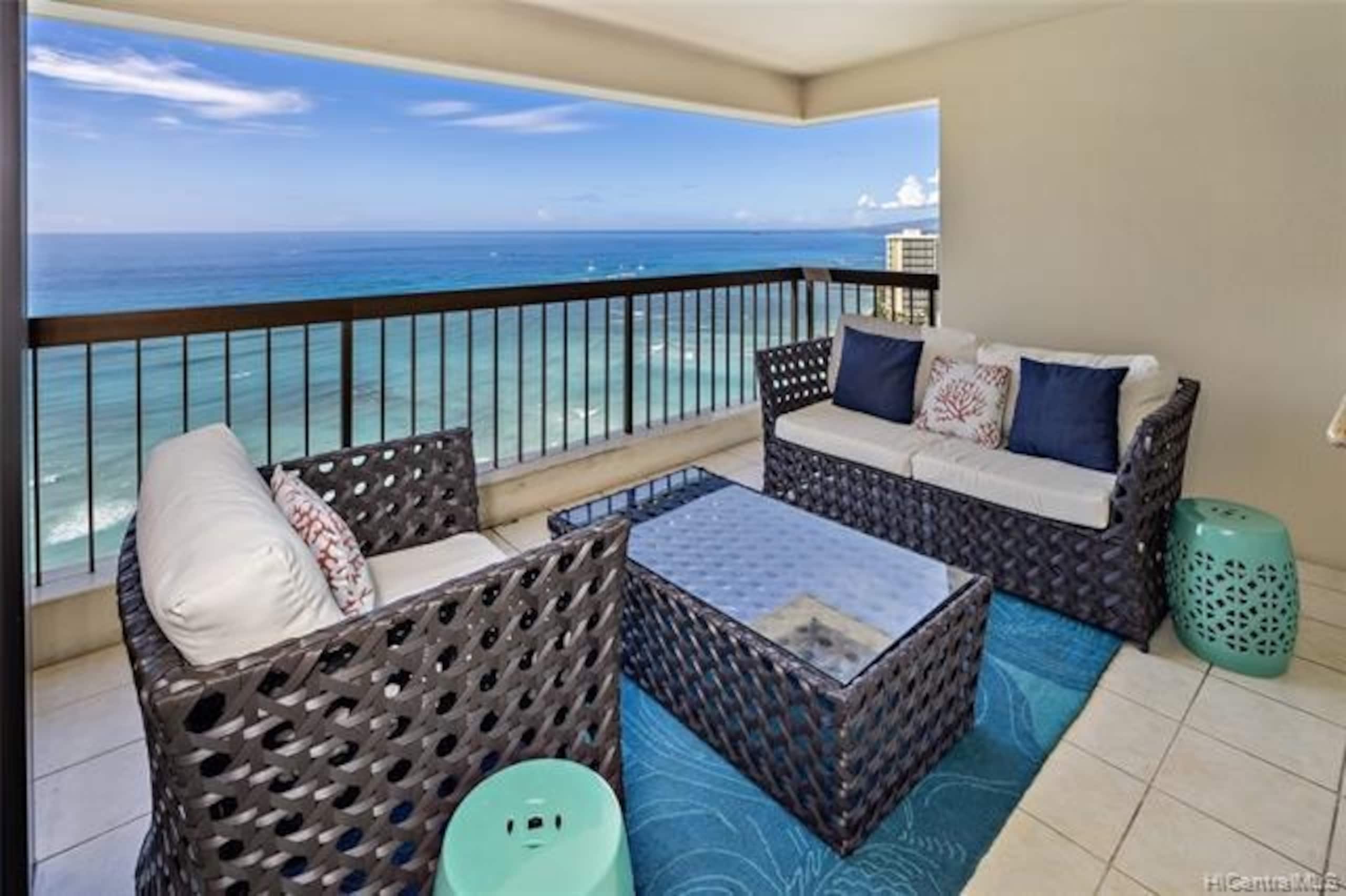 Condo in Honolulu · ★4.95 · 2 bedrooms · 4 beds · 2 private baths - Image 13