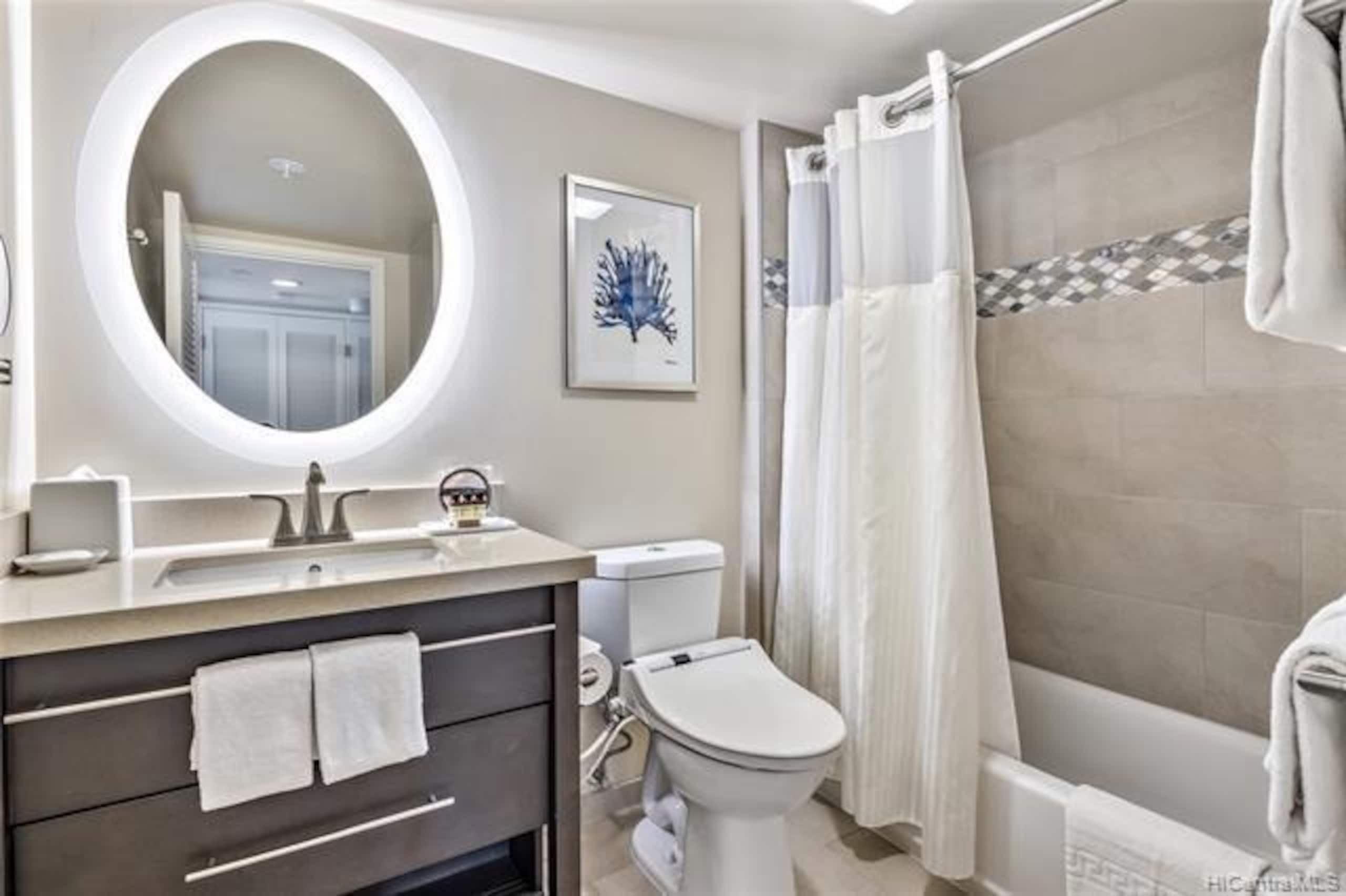 Condo in Honolulu · ★4.95 · 2 bedrooms · 4 beds · 2 private baths - Image 10