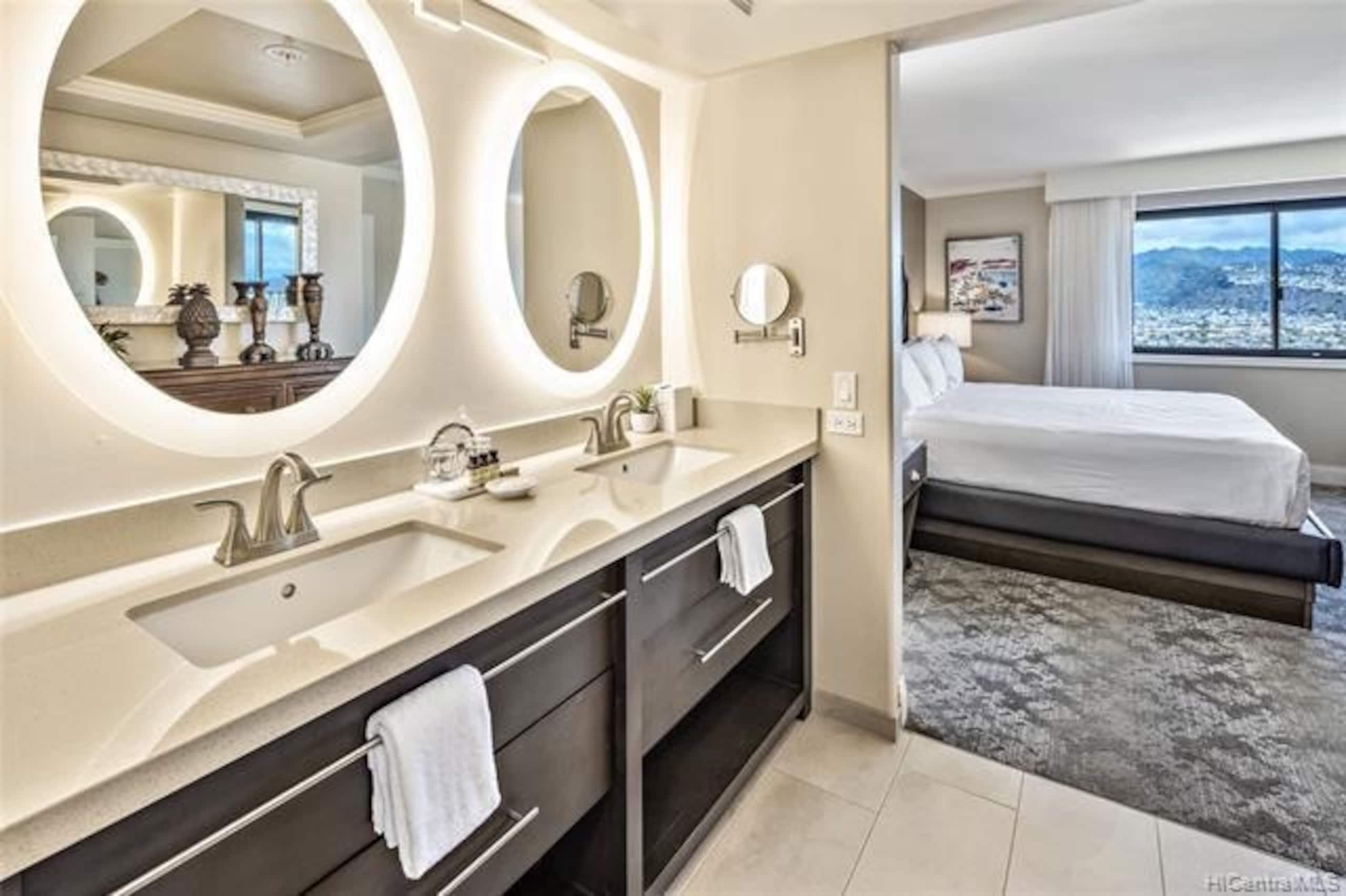 Condo in Honolulu · ★4.95 · 2 bedrooms · 4 beds · 2 private baths - Image 11