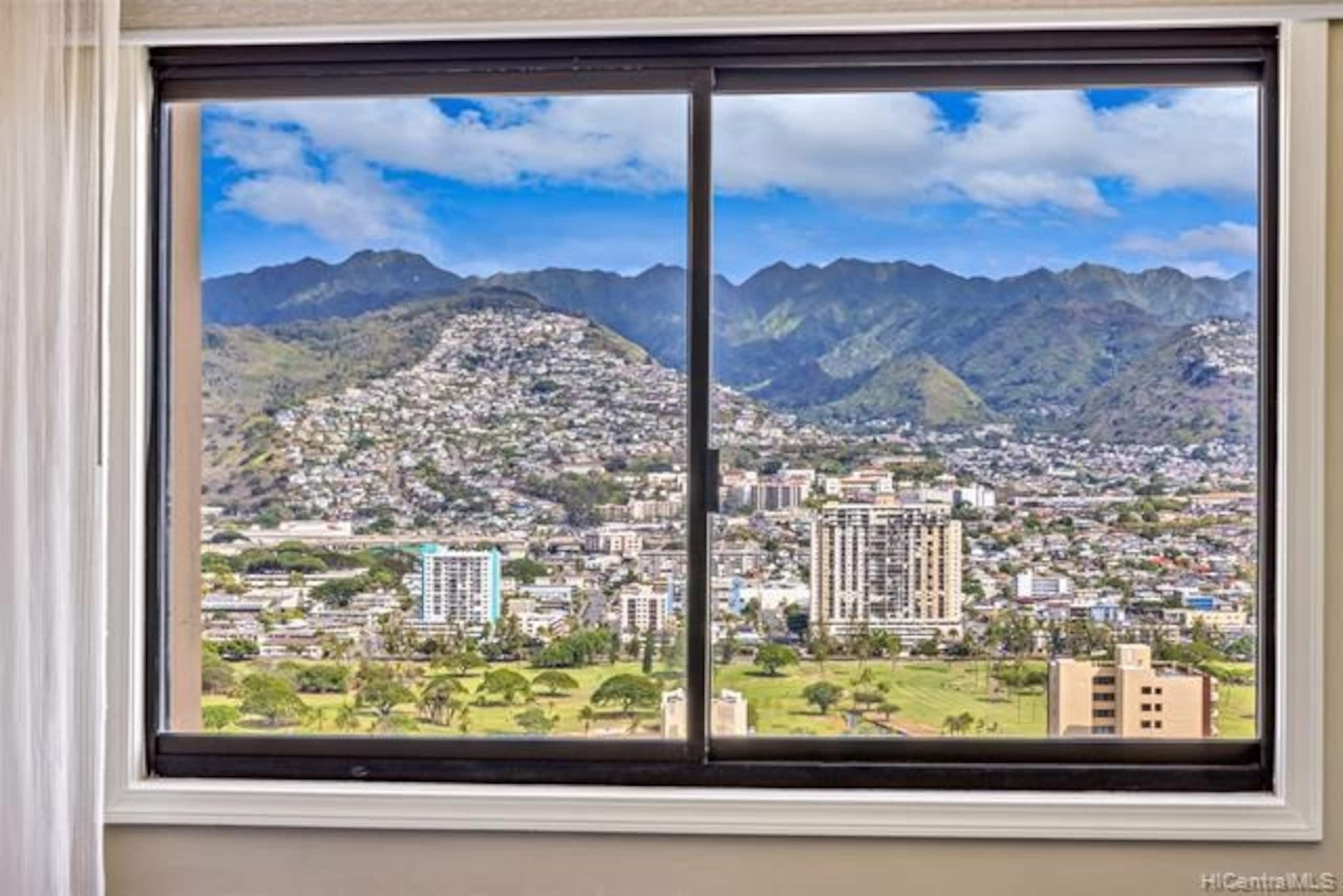 Condo in Honolulu · ★4.95 · 2 bedrooms · 4 beds · 2 private baths - Image 19