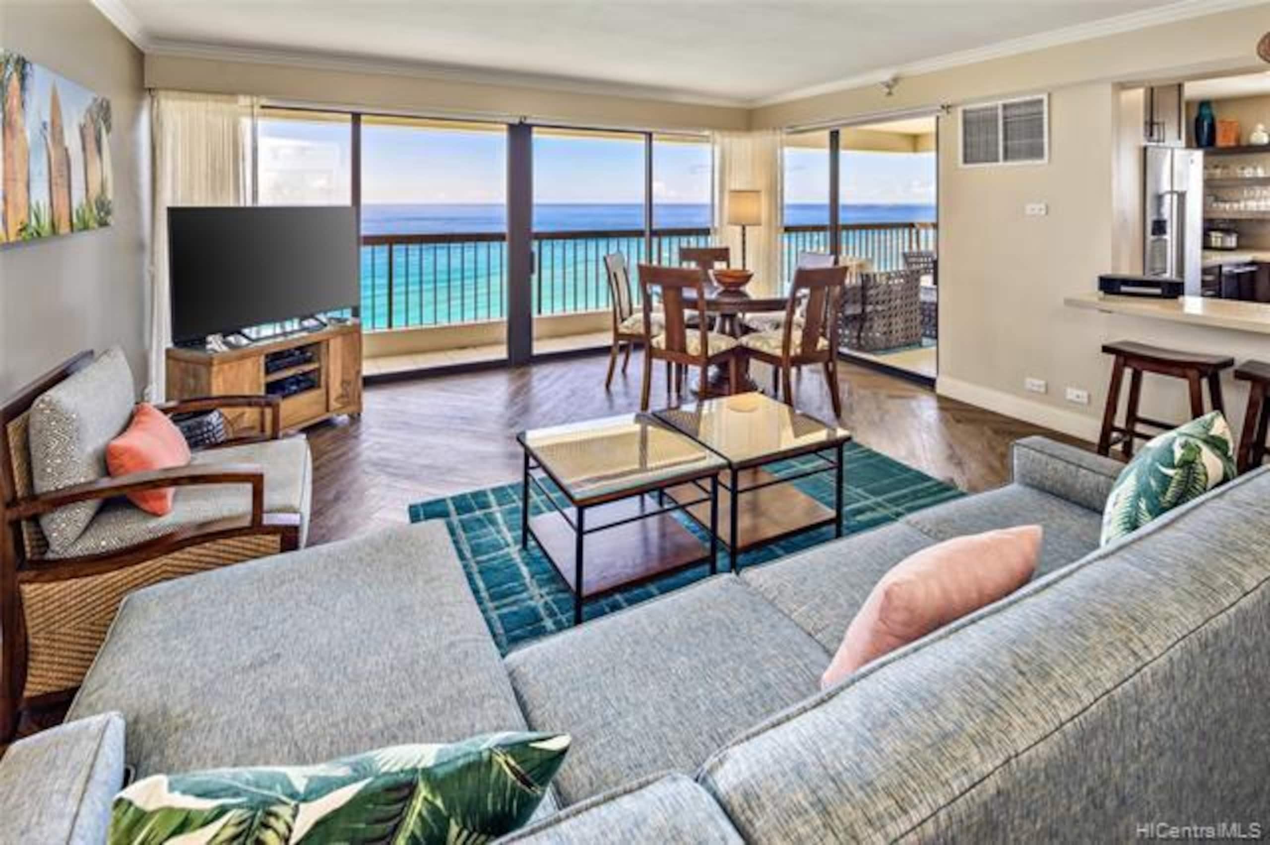 Condo in Honolulu · ★4.95 · 2 bedrooms · 4 beds · 2 private baths - Image 3