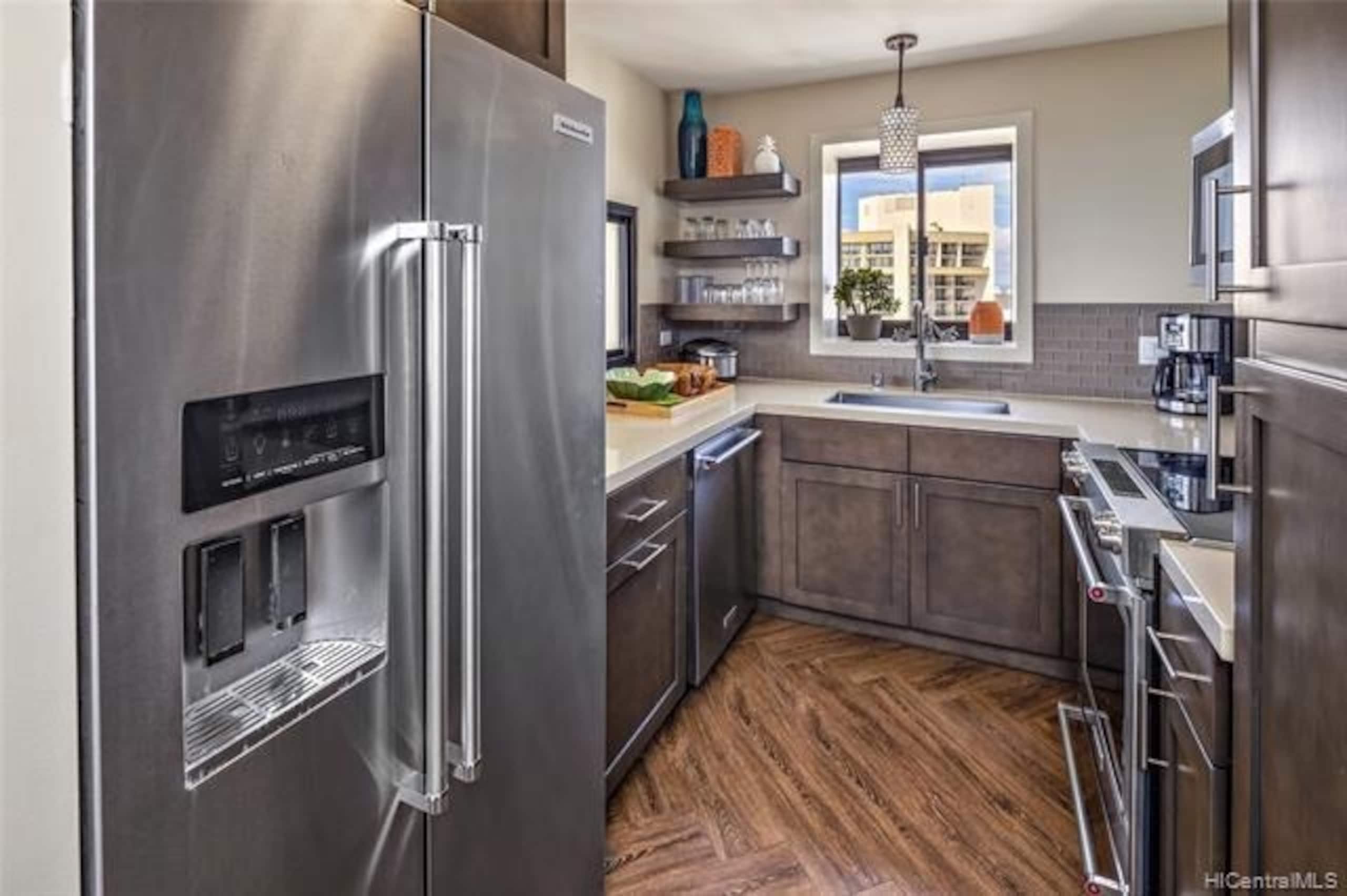 Condo in Honolulu · ★4.95 · 2 bedrooms · 4 beds · 2 private baths - Image 6