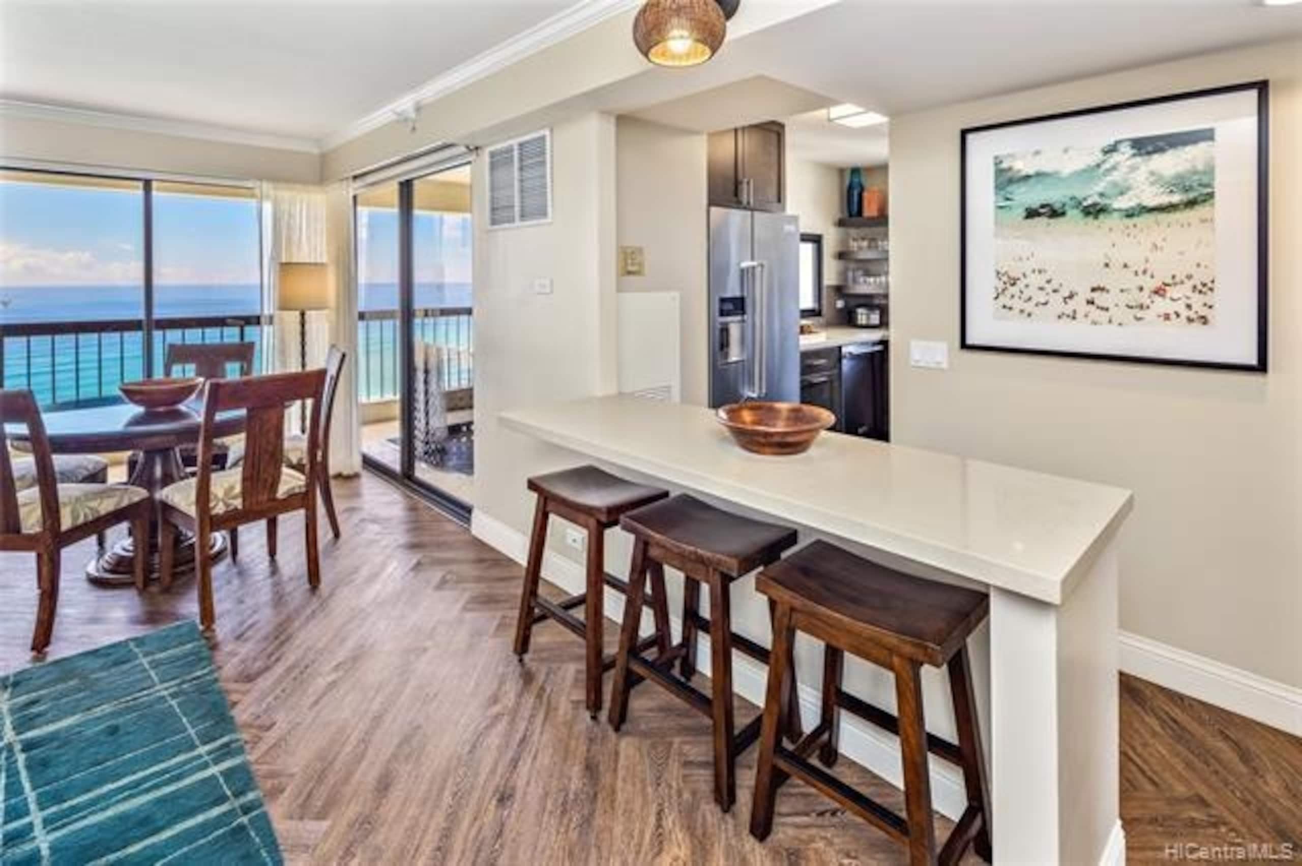 Condo in Honolulu · ★4.95 · 2 bedrooms · 4 beds · 2 private baths - Image 8