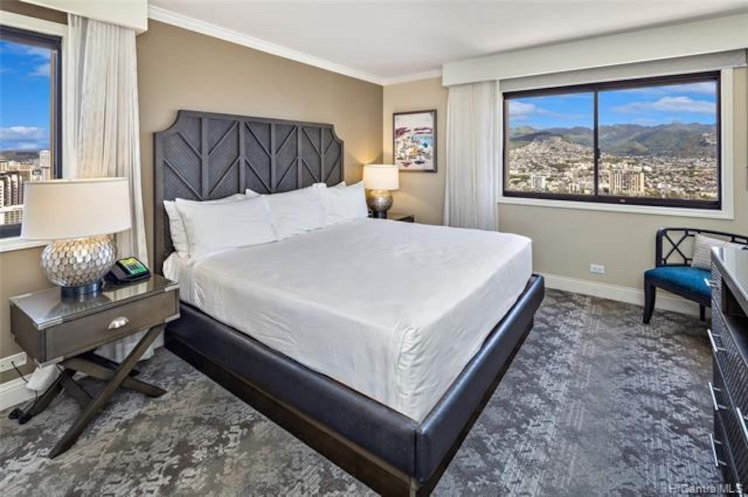 Condo in Honolulu · ★4.95 · 2 bedrooms · 4 beds · 2 private baths - Image 2