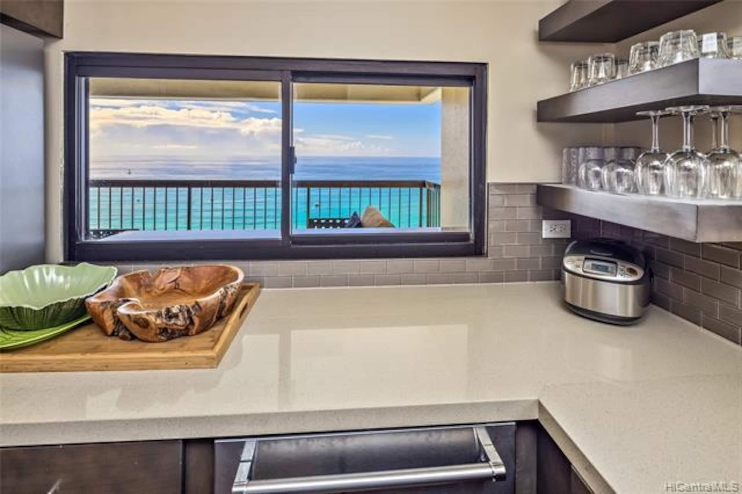 Condo in Honolulu · ★4.95 · 2 bedrooms · 4 beds · 2 private baths - Image 7