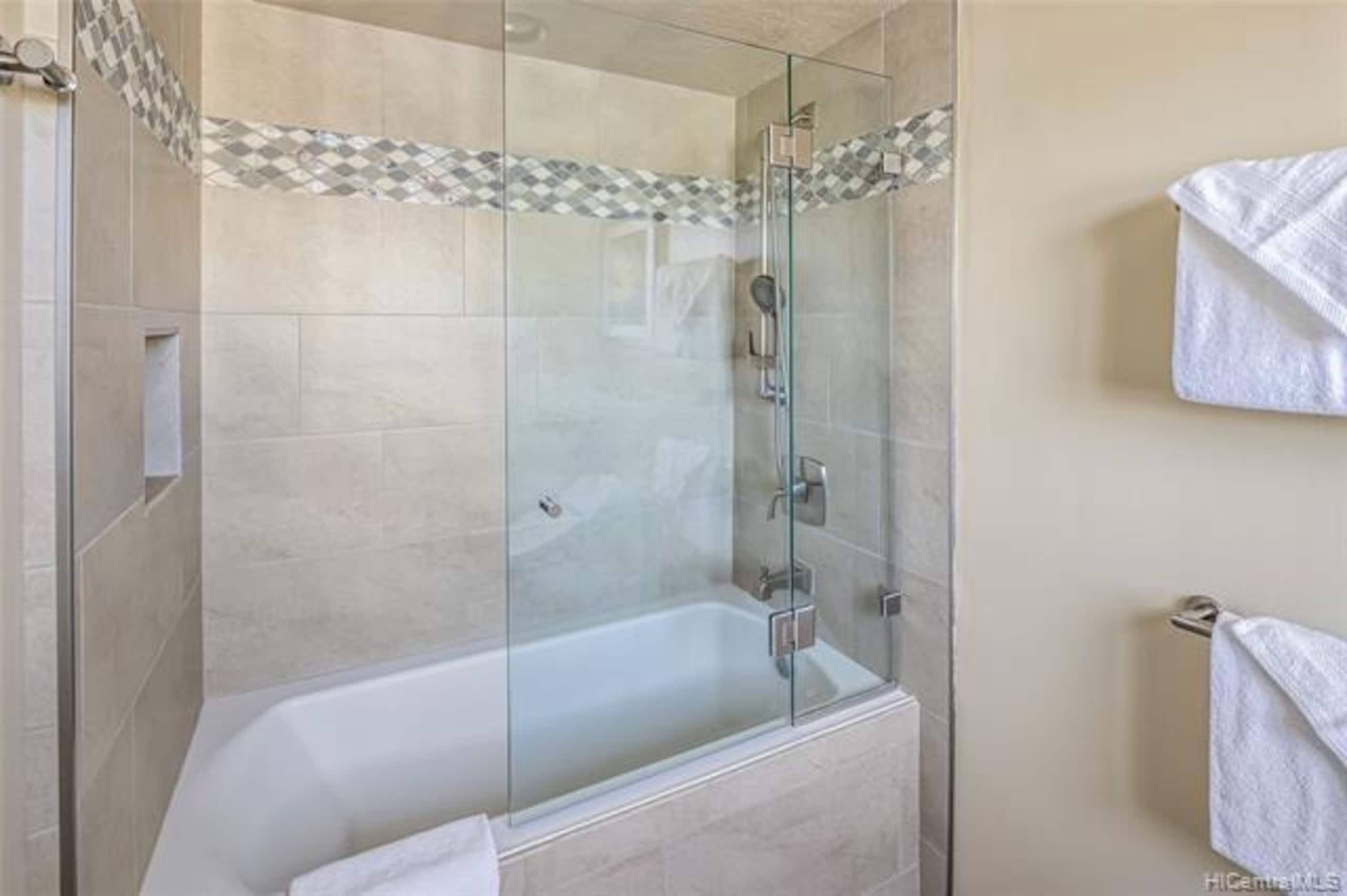Condo in Honolulu · ★4.95 · 2 bedrooms · 4 beds · 2 private baths - Image 12