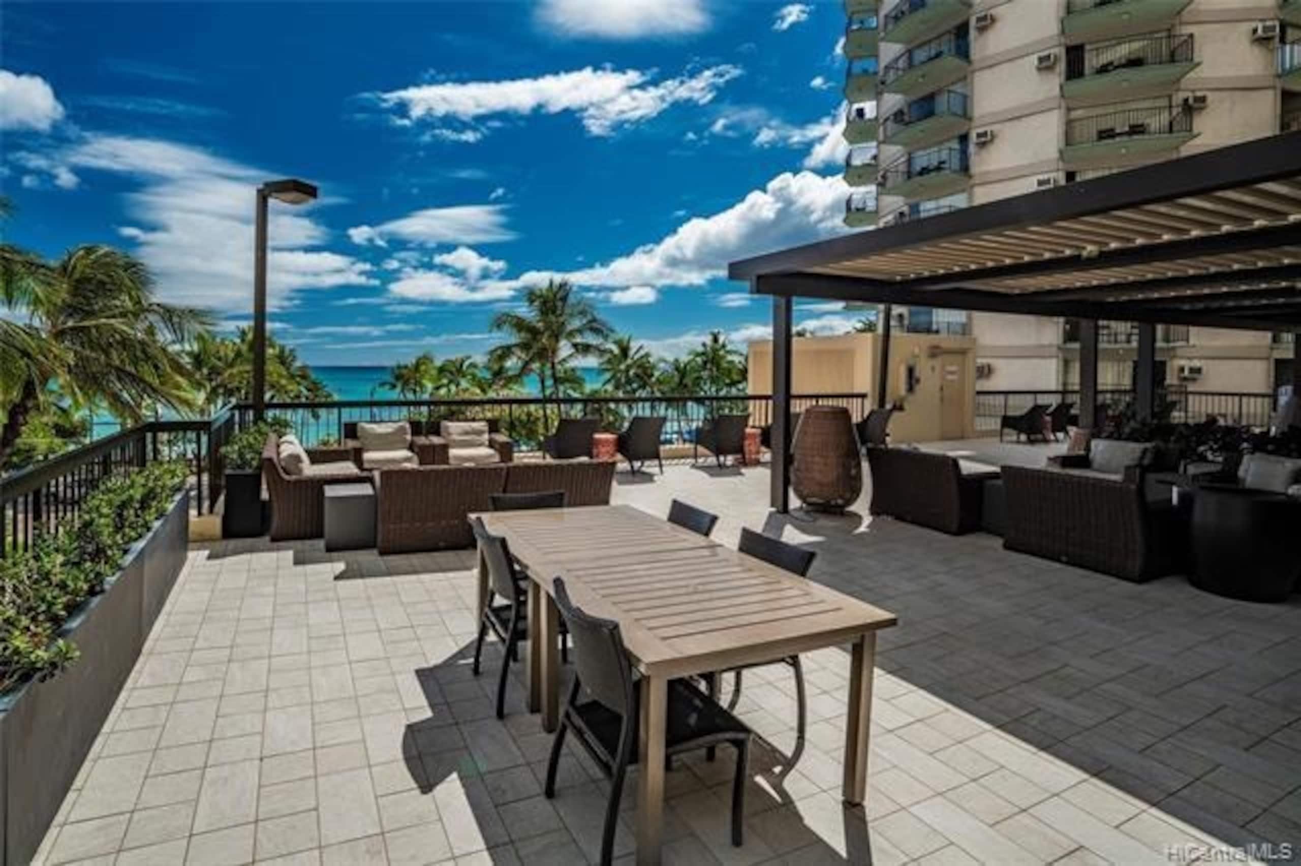 Condo in Honolulu · ★4.95 · 2 bedrooms · 4 beds · 2 private baths - Image 20