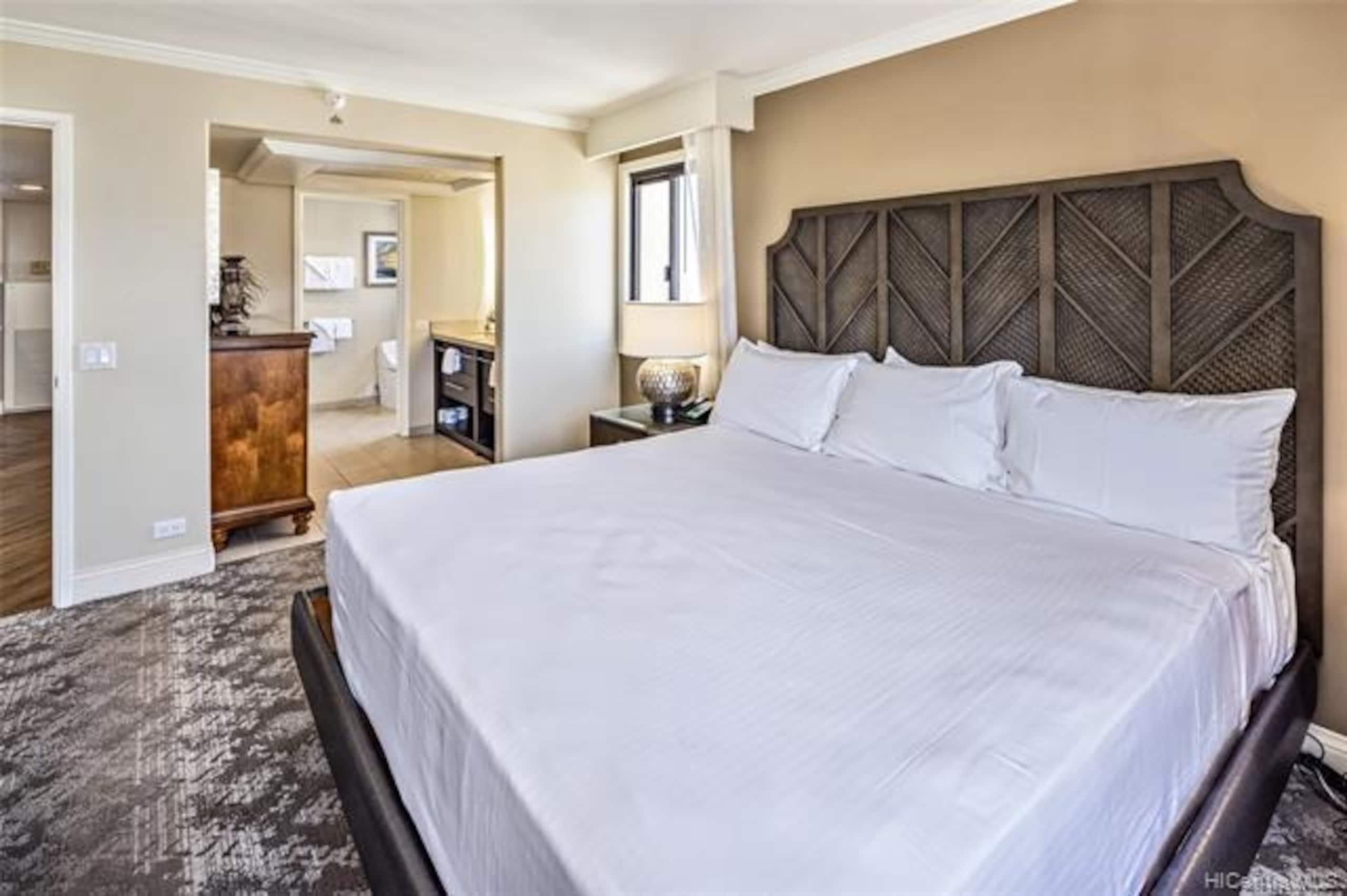 Condo in Honolulu · ★4.95 · 2 bedrooms · 4 beds · 2 private baths - Image 9