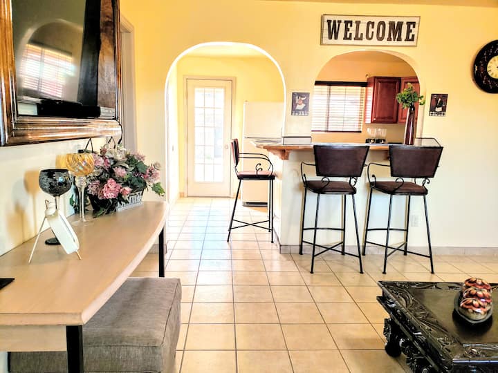 חלל עבודה עם עות'מאני בסלון, מסעדות מזדמנות עם חטיפי קבלת פנים על חשבון הבית