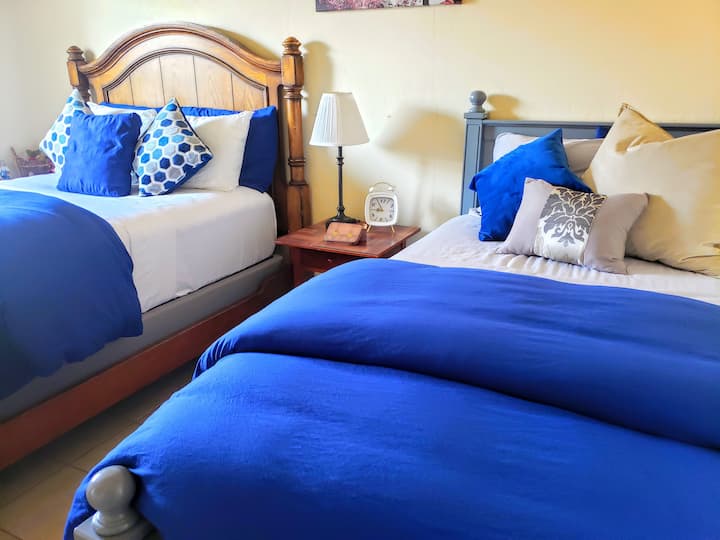 חדר שינה זוגי ויחיד: מאוורר עילי, תריסי האפלה, מראה, ארון, ספרי ילדים/משחקים, כריות ושמיכה נוספים