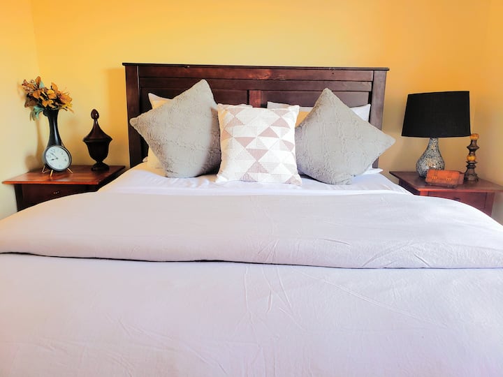 חדר שינה זוגי:  מראה, כיסא ועות'מאני, מאוורר עילי, תריסי האפלה, ארון, כריות נוספות ושמיכה