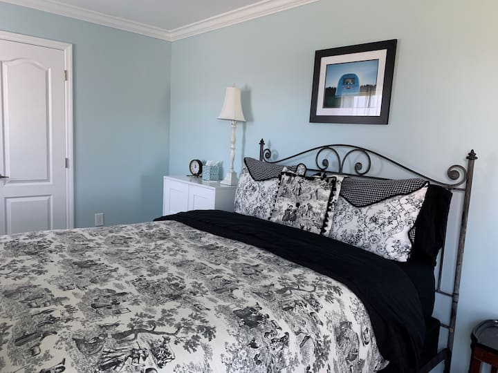 Двойно легло в голям апартамент за гости на горния етаж