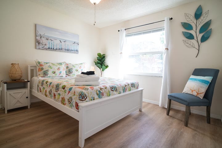 La deuxième chambre dispose d'un lit queen size avec matelas en mousse à mémoire de forme, oreillers et draps de 12pouces.