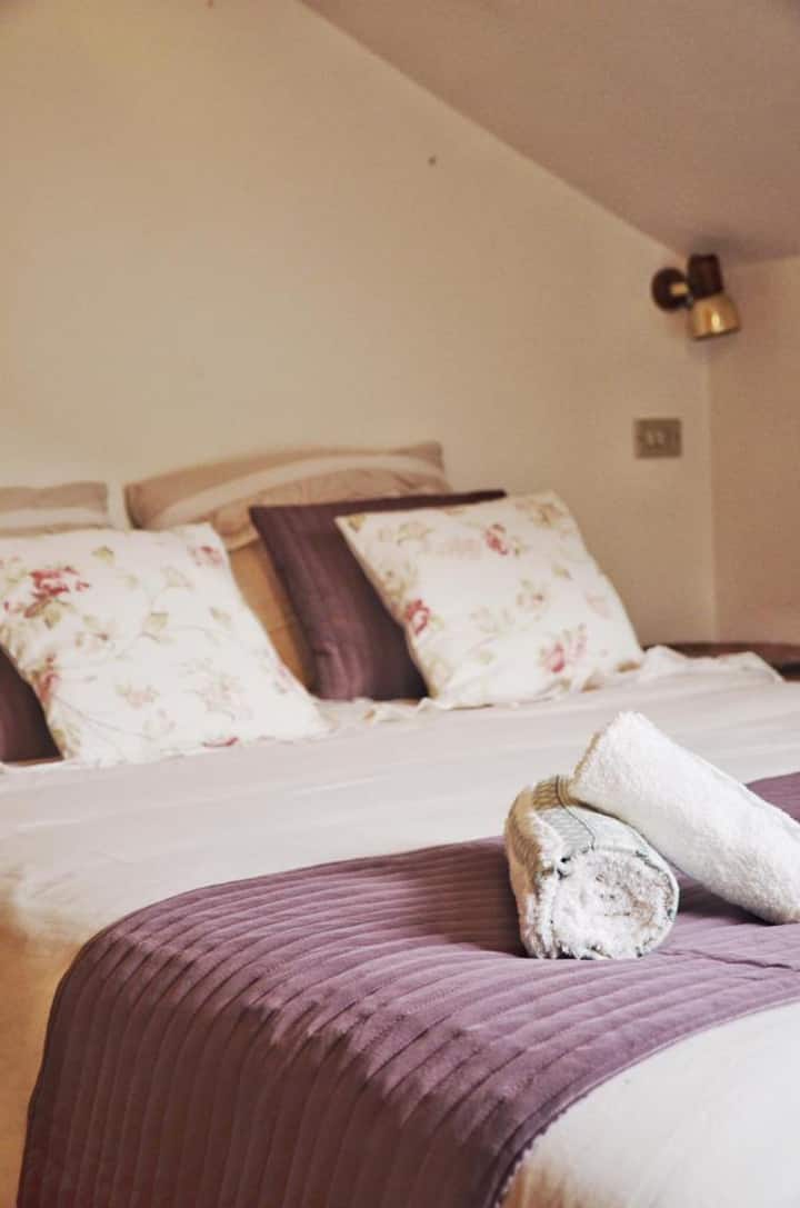 double bedroom (bed 140 cm) with direct access to the bathroom and large closet