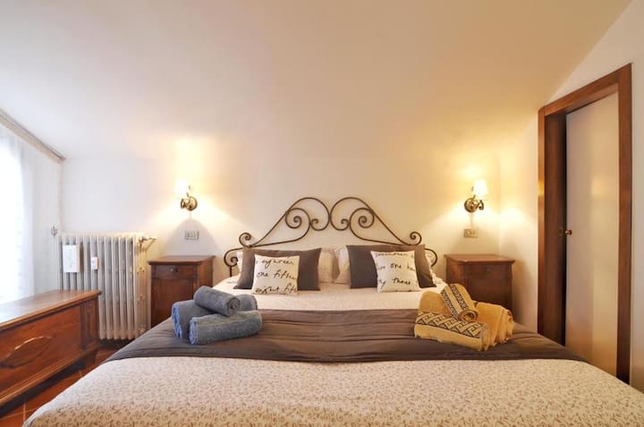 double bedroom (bed 160 cm) with walk-in closet and armchair