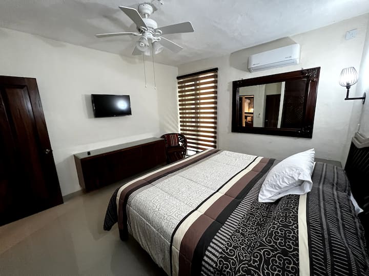 Lala kama mwanafamilia wa kifalme kwenye kitanda cha ukubwa wa king katika chumba kikuu cha kulala.