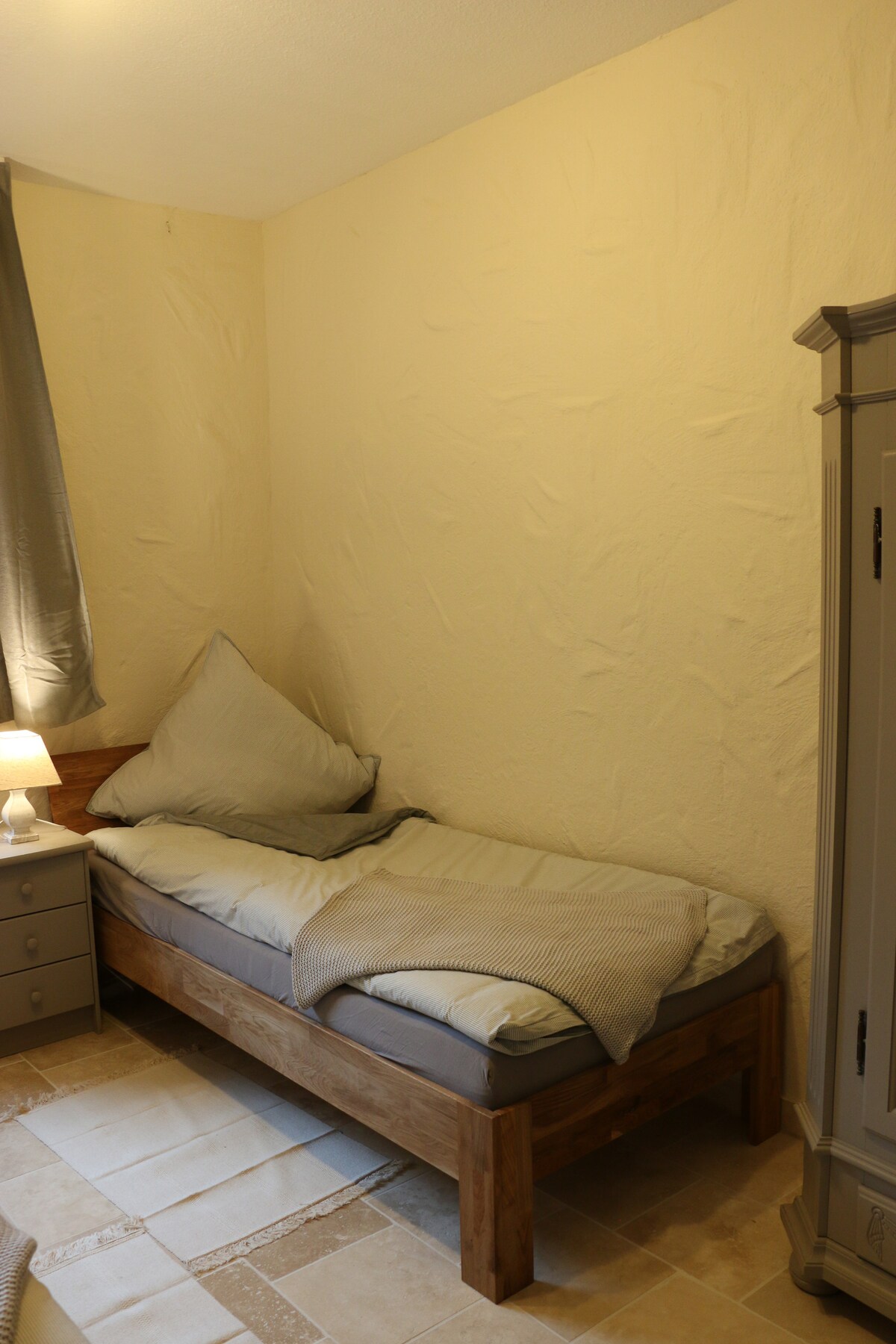 2. חדר שינה עם 2 מיטות יחיד, וניתן לחבר אותן בקלות. 