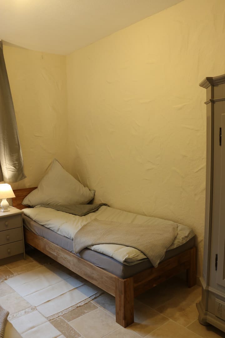 2. Dhomë gjumi me 2 krevate tekë që mund të bashkohen lehtësisht. 