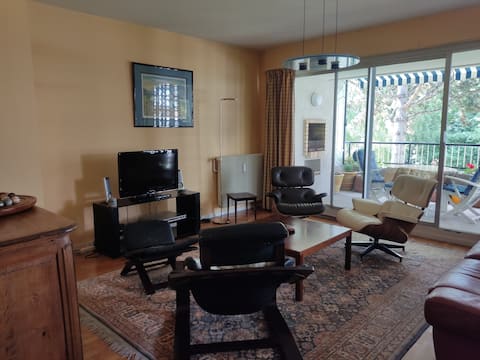 Large bright apartment, very quiet residence.