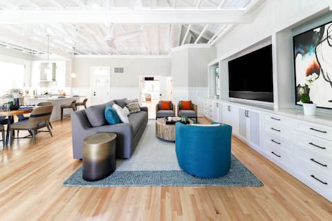 Incredible Remodeled Beach Bungalow with Hot Tub