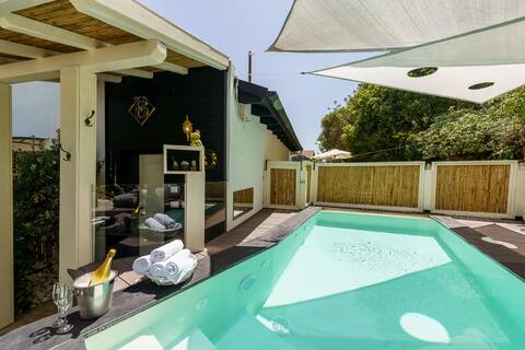 Black Diamond- Romantic Suite for couples with a pool and sauna