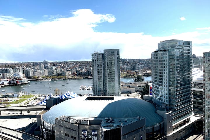 Downtown Views + 3br/2ba+Skytrain+Free Parking