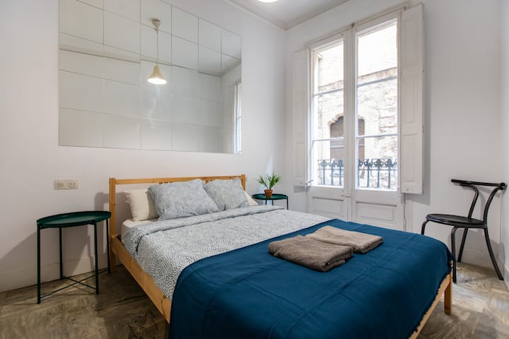 Svijetla vanjska dvokrevetna soba s bračnim krevetom.