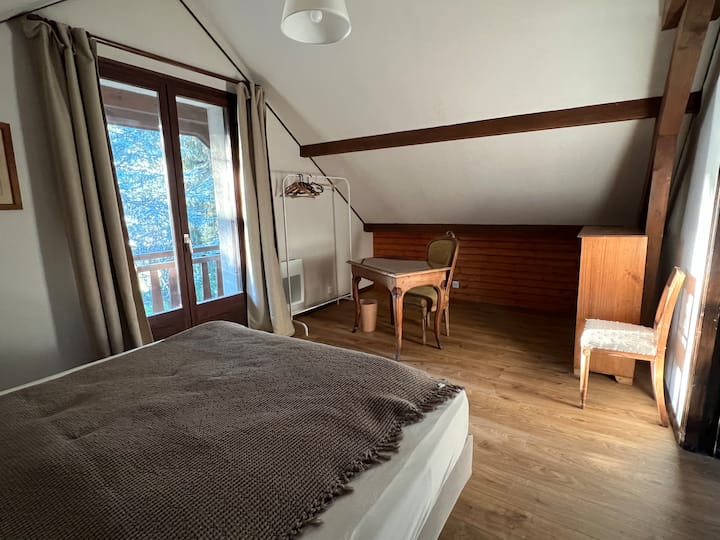 Spavaća soba 4 (kat): 160 x 200 bračni krevet s radnim stolom i balkonom