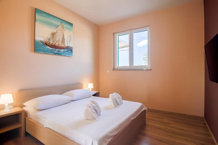 Spavaća soba s televizorom