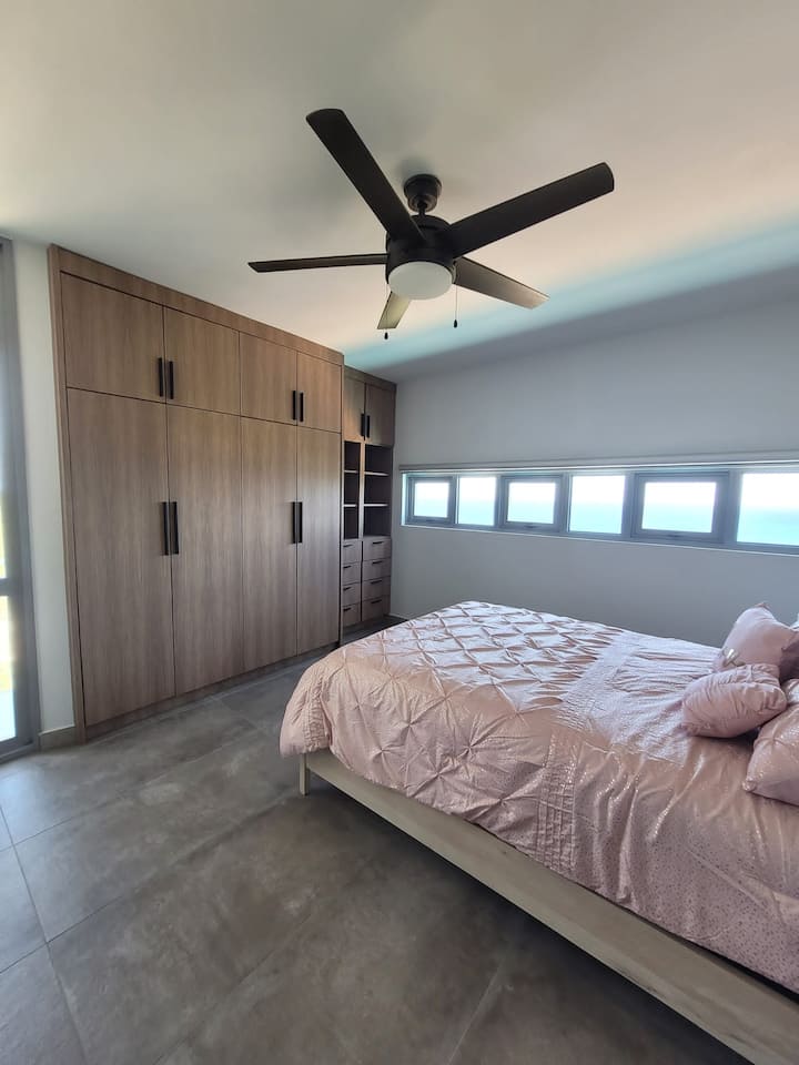 2号卧室，带电视和阳台