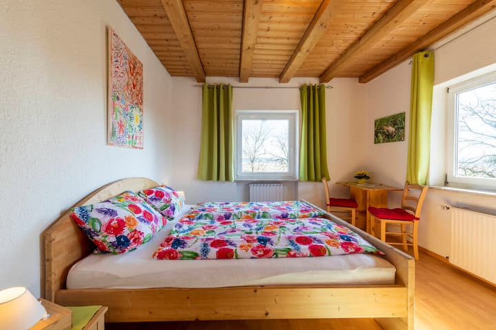 Zimmer 1 (grün): Bett 180 x 200 cm - Chumba 1 (kijani): kitanda 180 x 200 sentimita