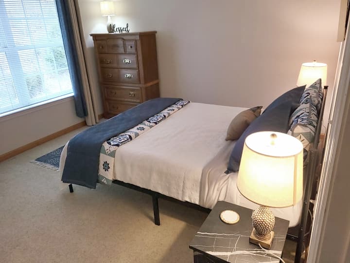 带标准双人床的第二间卧室