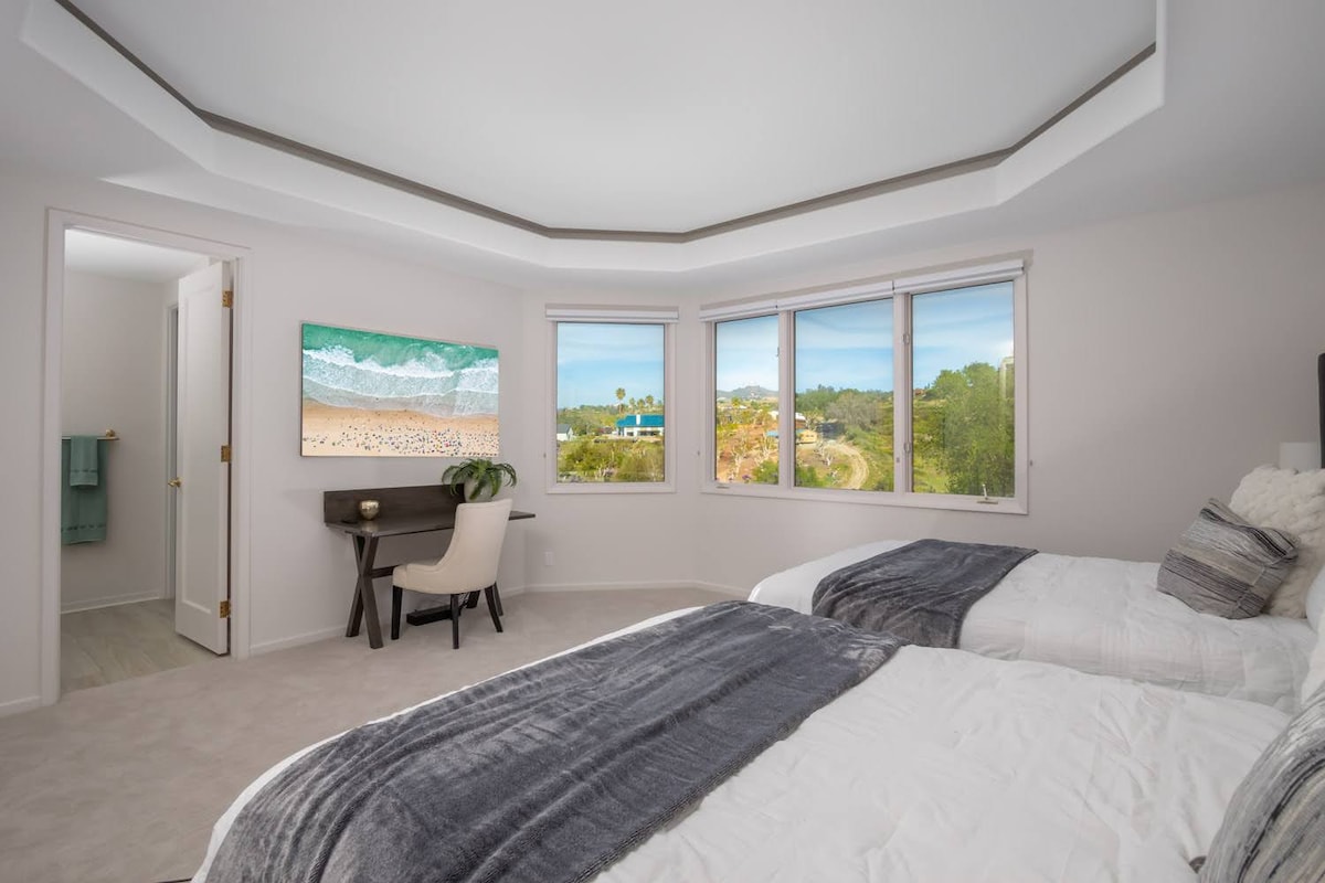 Dvije spavaće sobe s bračnim krevetom (65-inčni Samsung Frame TV) za odvojeno gledanje (djeca, igre itd.). Opcionalno se može smjestiti madrac u vreći za sjedenje s bračnim krevetom. 