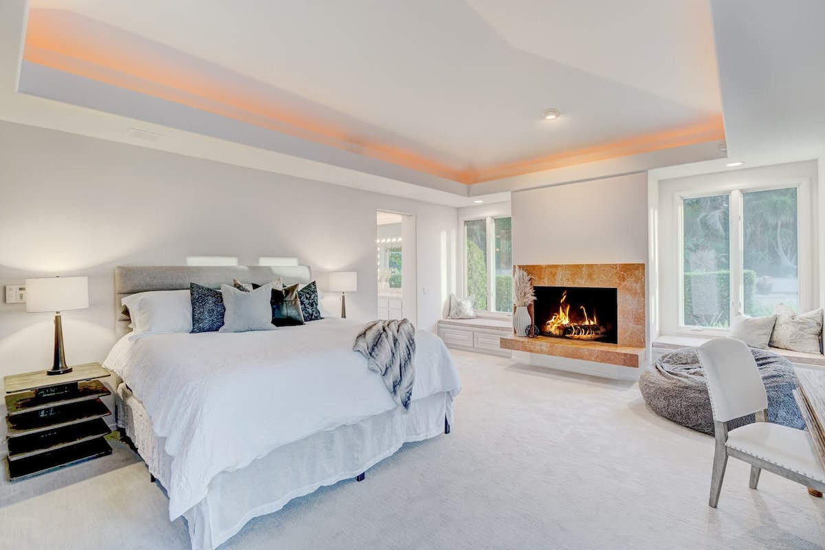 Glavna spavaća soba s bračnim krevetom (širine 180 - 200 cm) i madracem (širine 150 - 179 cm).