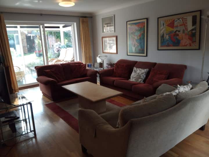 Airy 4-bedroom Detached House With Gardens/patios - Maidenhead