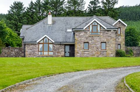 The Mountain Lodge Spacious 4 bedroom house