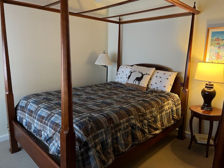 Chambre au niveau de l'entrée avec lit Queen Size