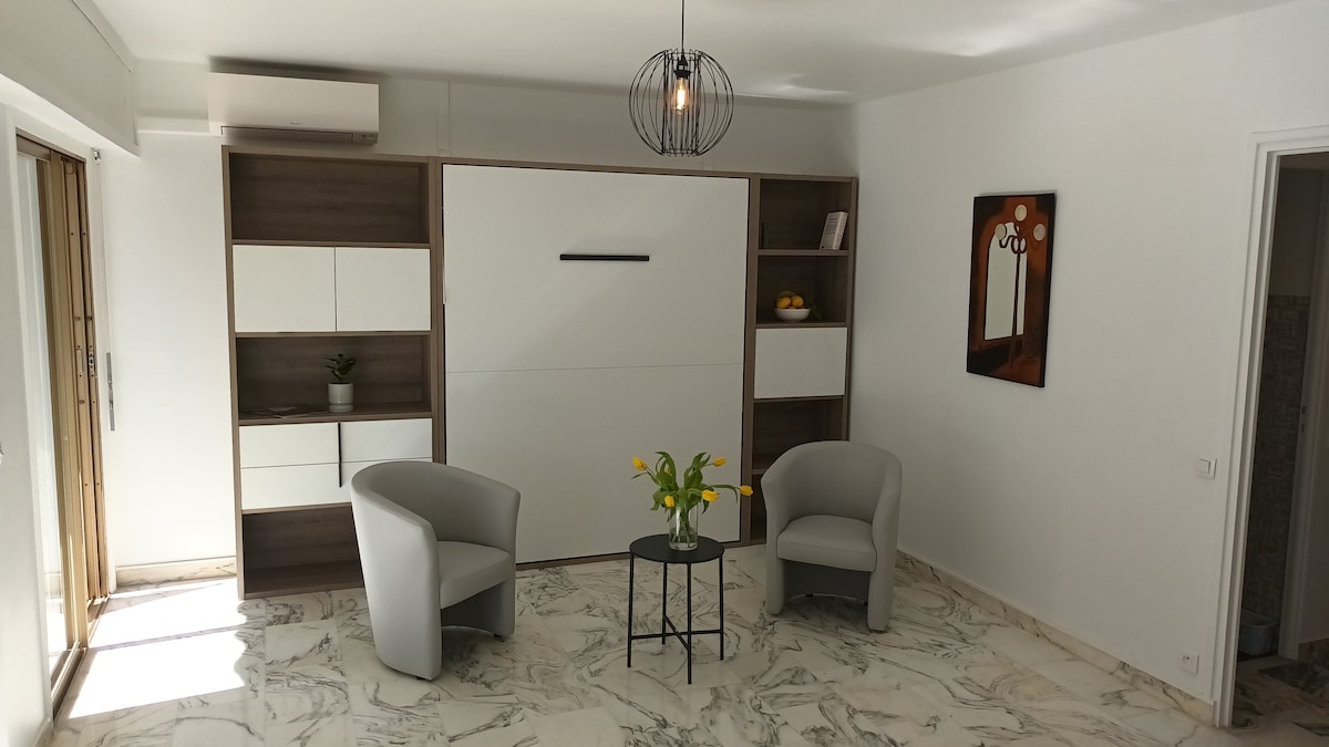 Erfolgreiche Airbnb-Immobilie: Large studio with view, beachfront, beach in Menton