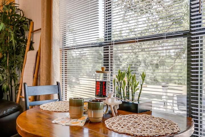 Бамбуково бунгало
Разположено до прозореца, искахме да ви дадем място да се храните с красива гледка към дърветата и да потъвате в природата. 