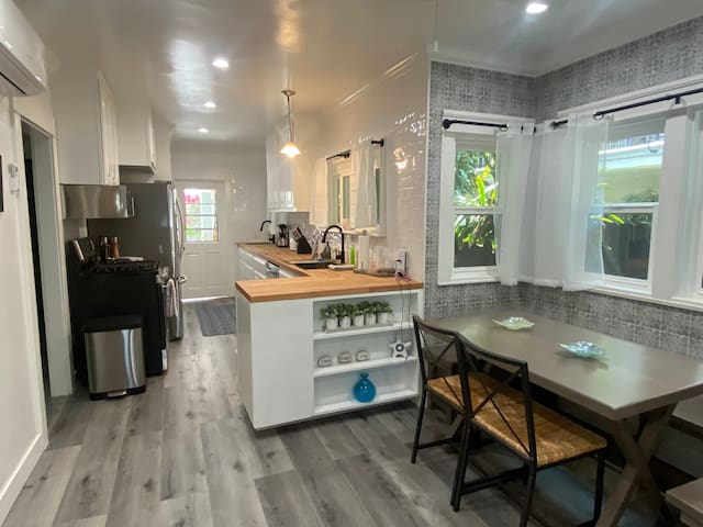 Cheerful, updated 2 bedroom in Weho