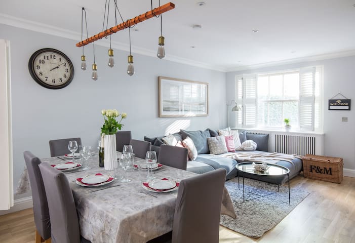 Just redecorated house /garage/3mins to Paddington