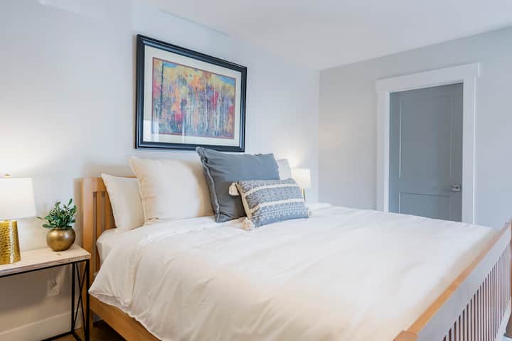 Camera da letto matrimoniale estremamente spaziosa con cabina armadio, ampio bagno, scrivania e sedia studio, TV e divano. Non c'è molto di più di questo!