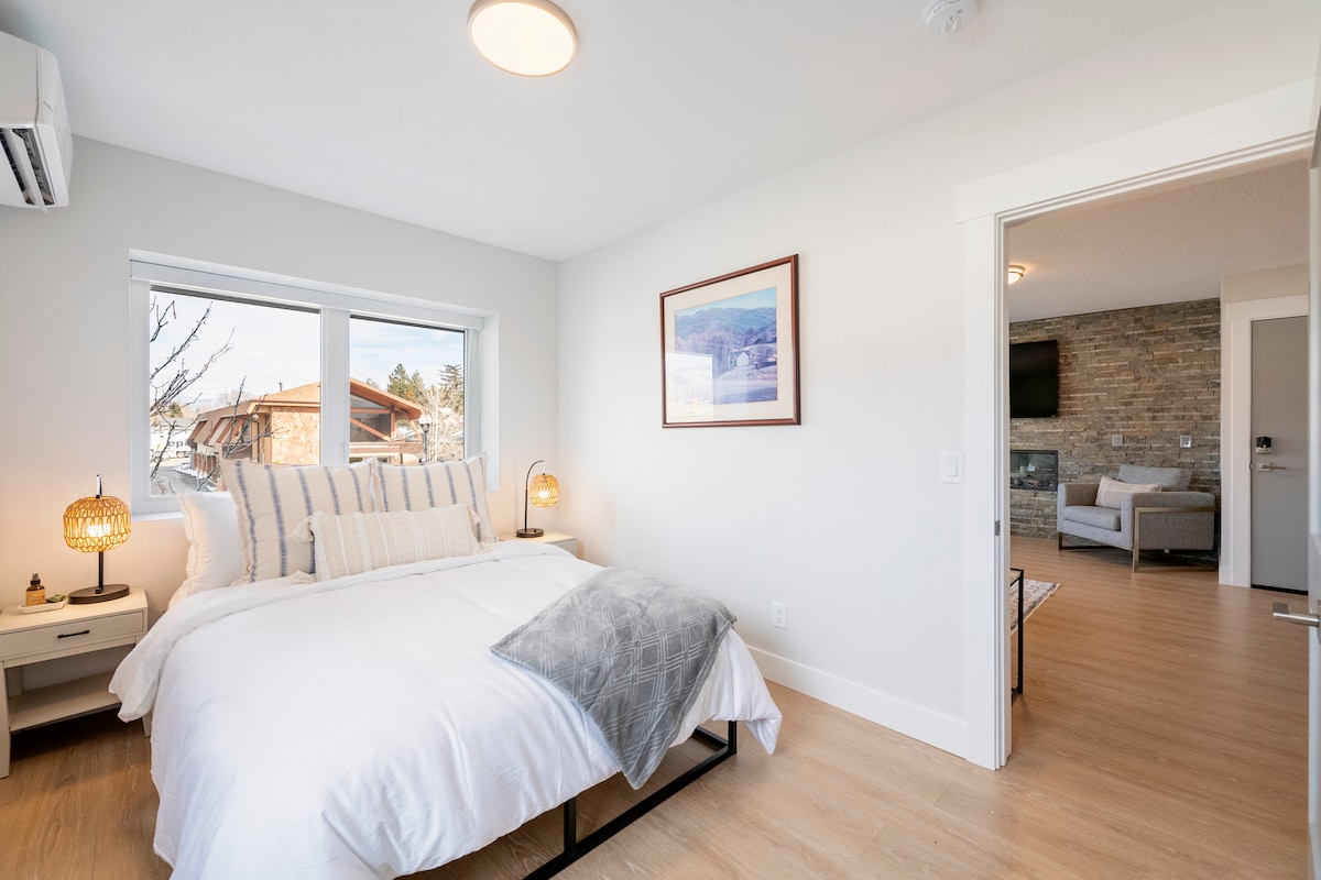 Двойна спалня, разположена в предната част на помещението. Включва голям килер за съхранение на дрехи, одеяла, мъгла за възглавници и шоколадови бонбони при пристигането ви!