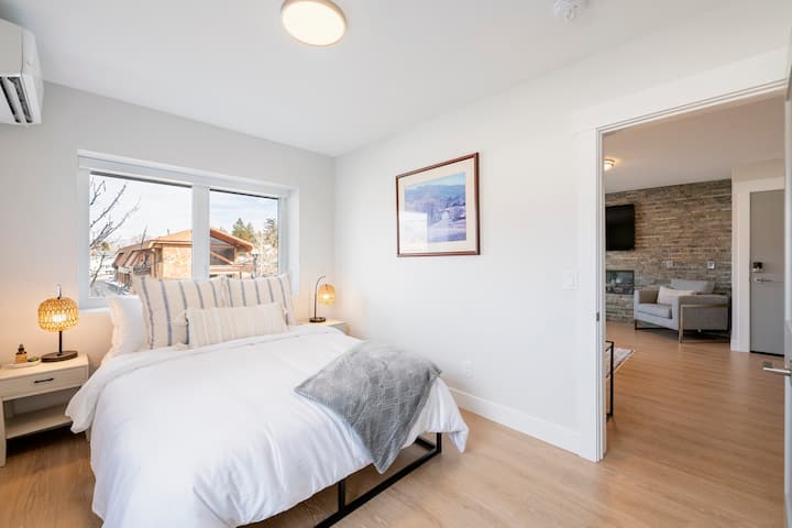 Camera da letto matrimoniale situata nella parte anteriore dell'alloggio. Include un grande armadio per riporre vestiti, coperte, nebbia per cuscini e cioccolatini al tuo arrivo!