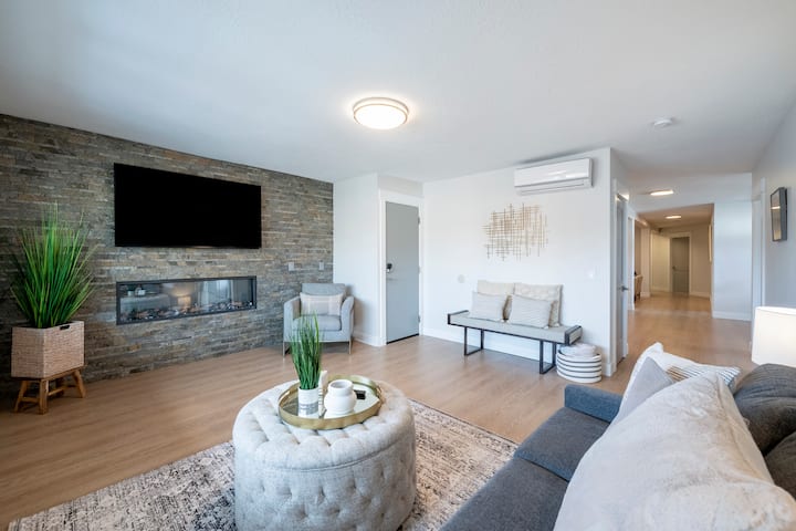 Accogliente soggiorno con un comodo letto matrimoniale estraibile!
Smart TV con accessibilità alle app! *Inviami un messaggio per divertenti pacchetti serali al cinema!*