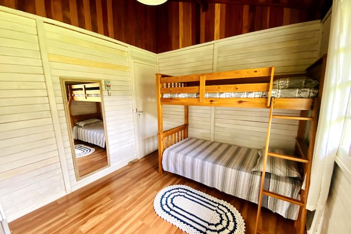 卧室配有特种加固的双层床。