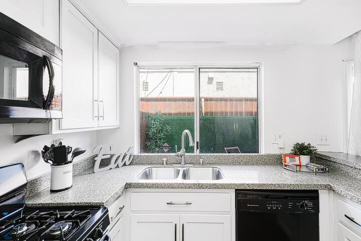 SOFI | LAX | CRYPTO | FORUM 4bd Los Angeles Home gallery image 4