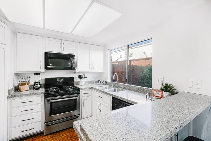 SOFI | LAX | CRYPTO | FORUM 4bd Los Angeles Home gallery image 5