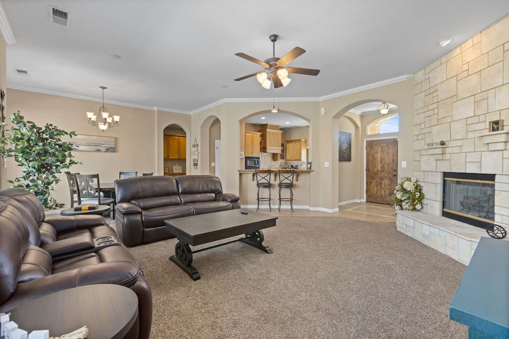 Lovely 4+3 Relaxing Pool home KING bed sleeps 8