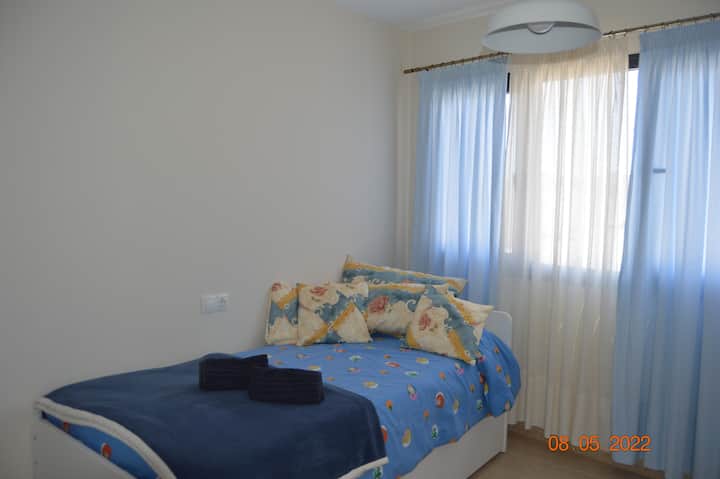 Chumba cha kulala na vitanda viwili.